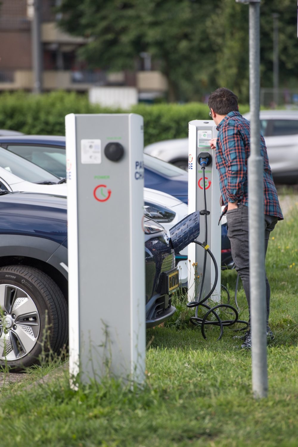 Electrisch laden op parkeerplaats